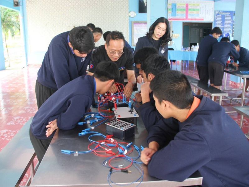 “ครุศาสตร์อุตสาหกรรมถ่ายทอดทักษะ! บุคลากรเป็นวิทยากรอบรมช่างต่อวงจรไฟฟ้าให้เยาวชนสถานพินิจปทุมธานี”