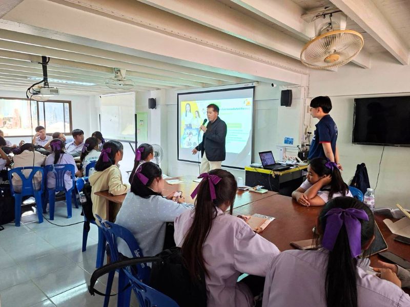 บุคลากร คอ.ออกแนะแนวการศึกษาต่อ ประจำปีการศึกษา 2569 โรงเรียนสามชุกรัตนโภคาราม อำเภอสามชุก จังหวัดสุพรรณบุรี (วันที่ 2)