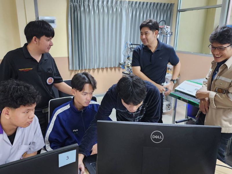 คอ. ให้ความอนุเคราะห์ชุดทดลองการเขียนโปรแกรม PLC ALLEN BRADLEY วิทยาลัยเทคนิคสิงห์บุรี