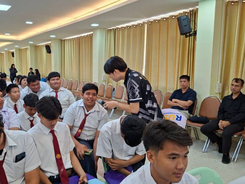 บุคลากร คอ. ออกแนะแนวการศึกษาต่อ ประจำปีการศึกษา 2569 วิทยาลัยการอาชีพสองพี่น้อง อำเภอสองพี่น้อง จังหวัดสุพรรณบุรี