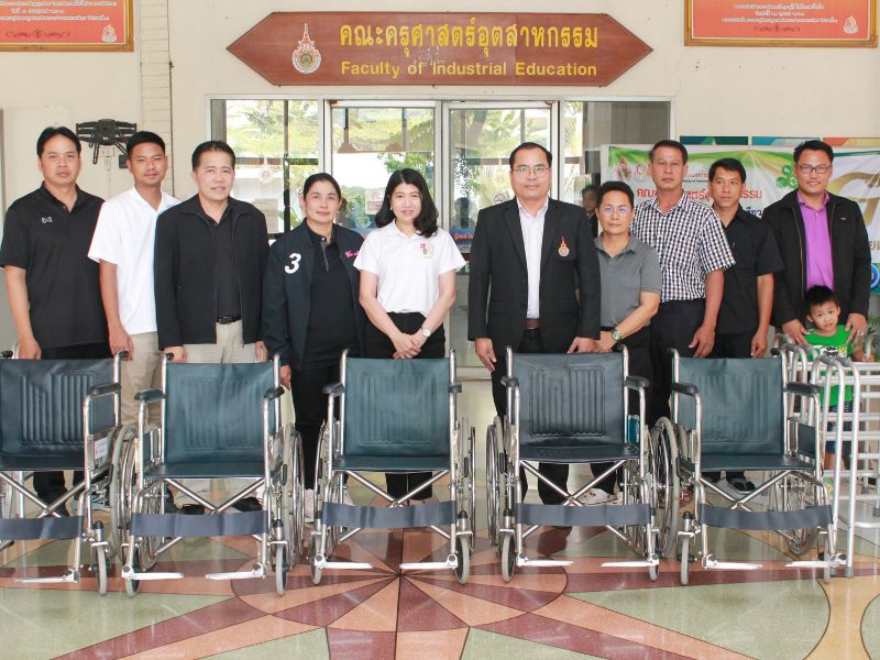 ผู้บริหาร คอ.มอบรถเข็นสำหรับผู้พิการและอุปกรณ์ช่วยพยุงเดิน ให้กลุ่มเปราะบางและผู้สูงอายุ อำเภอสามชุก