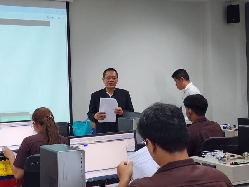 บุคลากร คอ.ได้รับเชิญเป็นผู้ทดสอบ PLC ให้กับนักศึกษาสาขาวิชาวิศวกรรมการวัดคุมและระบบอัตโนมัติ มทร.รัตนโกสินทร์ ศาลายา