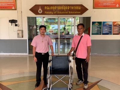 คอ.มอบรถเข็นคนพิการ ให้กับบิดาของบุคลากรในมหาวิทยาลัยฯ