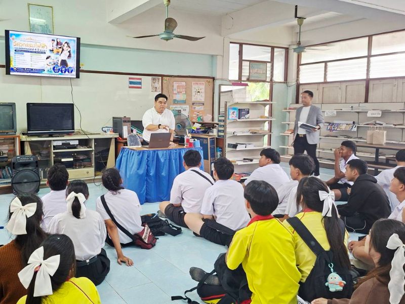 บุคลากร คอ. ออกแนะแนวการศึกษาต่อ ประจำปีการศึกษา 2570 โรงเรียนบางระจันวิทยา อำเภอบางระจัน จังหวัดสิงห์บุรี วันที่ 2