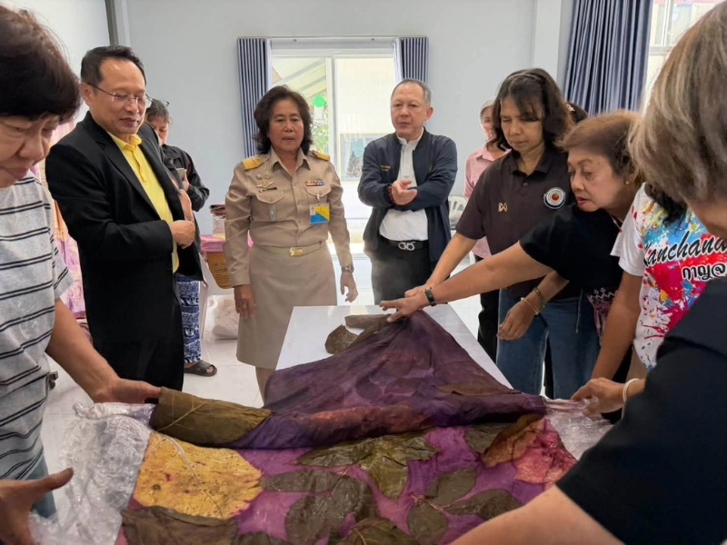 บุคลากร คอ. ร่วมเป็นวิทยากรเทคนิคการทำผ้า Eco Print เพื่อพัฒนาและเตรียมความพร้อมสำหรับการนำเสนอผลงานนวัตกรรม “ผ้าคลุมไหล่ Eco Print จากกระท้อนทองใบใหญ่”